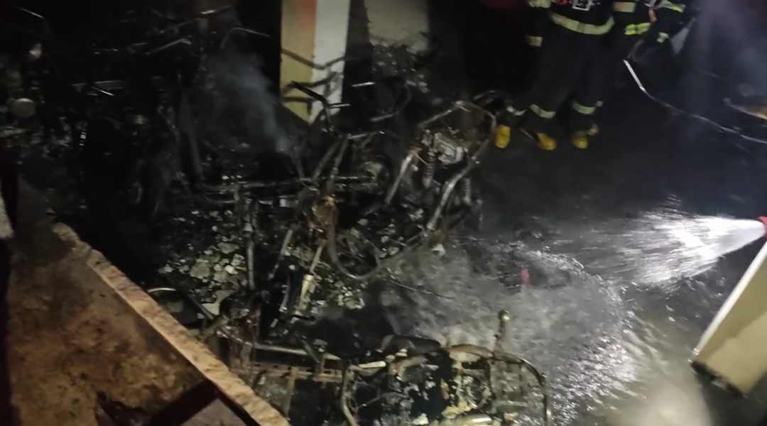 千万警惕!多辆电动自行车被烧成架子…… 千万警惕!多辆电动自行车被烧成架子……