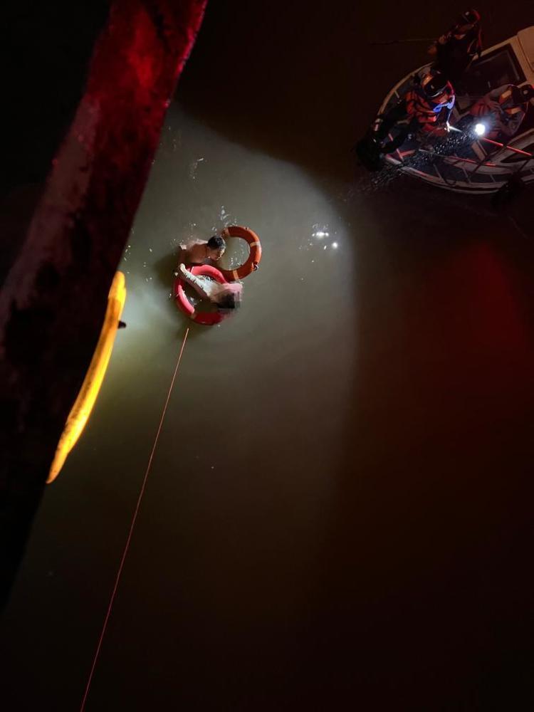 紧急时刻!男子从6米高堤坝跃入钱塘江救人 紧急时刻!男子从6米高堤坝跃入钱塘江救人