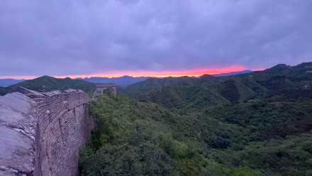 金山岭长城绚烂朝霞染红天际