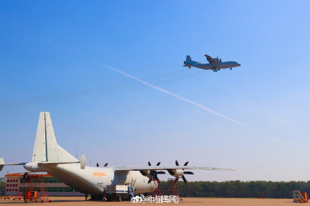 战机遇上落日氛围感拉满 战机遇上落日氛围感拉满