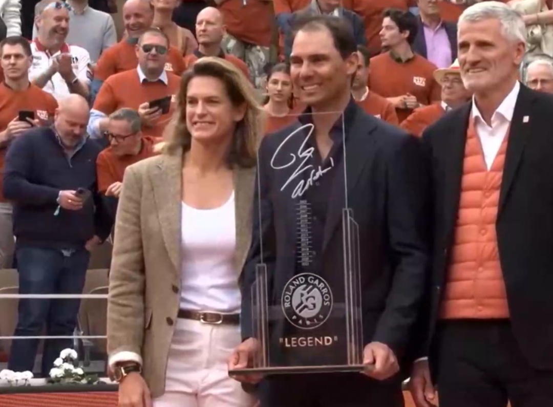 法网致敬“红土之王”！将纳达尔的脚印刻在球场，永远留存