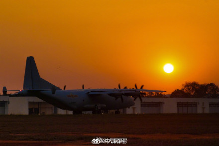 战机遇上落日氛围感拉满 战机遇上落日氛围感拉满
