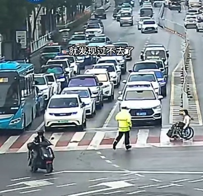 如光一般，温暖又明亮！交警飞奔拦车护送轮椅女孩