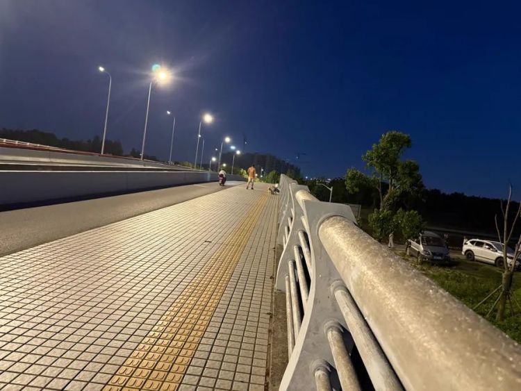 上海街头惊现“栏杆刺客”！道路护栏“长出”玻璃纤维刺伤市民，怎么回事？