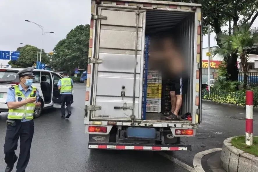 货车行驶中厢门大开,男子冒险扶货…… 货车行驶中厢门大开,男子冒险扶货……