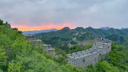 金山岭长城绚烂朝霞染红天际