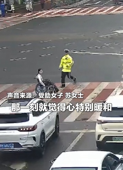 如光一般，温暖又明亮！交警飞奔拦车护送轮椅女孩
