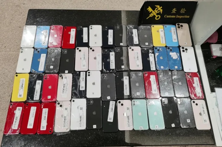 旅客绑藏旧手机52台进境被海关查获 旅客绑藏旧手机52台进境被海关查获