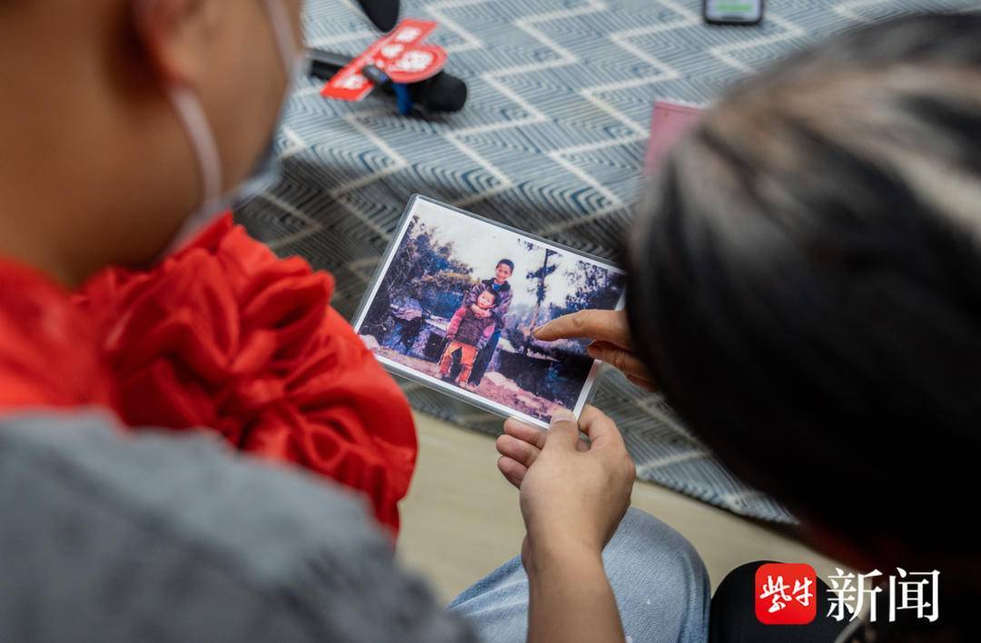 3岁被拐男孩26年后与亲生父母相拥而泣