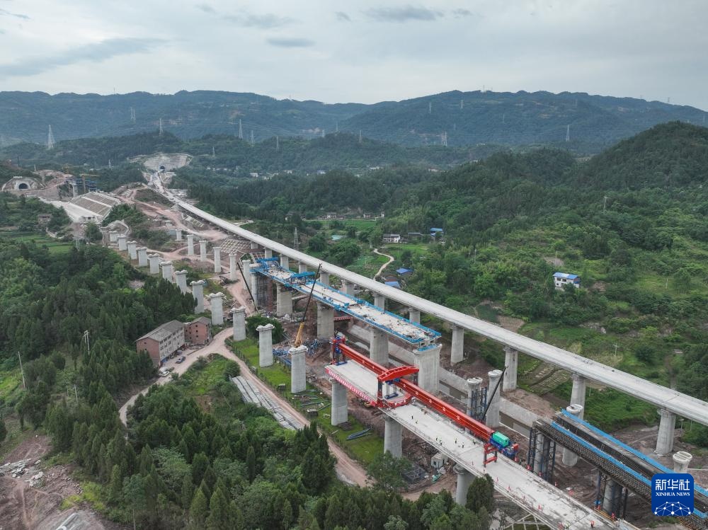 西渝高铁康渝段站前七标首孔箱梁成功架设 西渝高铁康渝段站前七标首孔箱梁成功架设