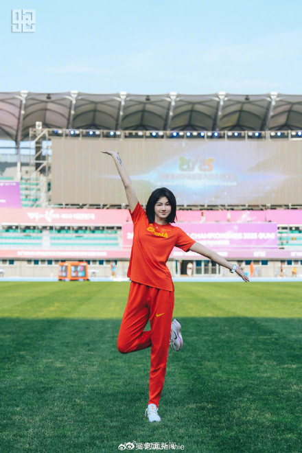 短发造型又美又飒!吴艳妮备战亚锦赛晒自拍 短发造型又美又飒!吴艳妮备战亚锦赛晒自拍