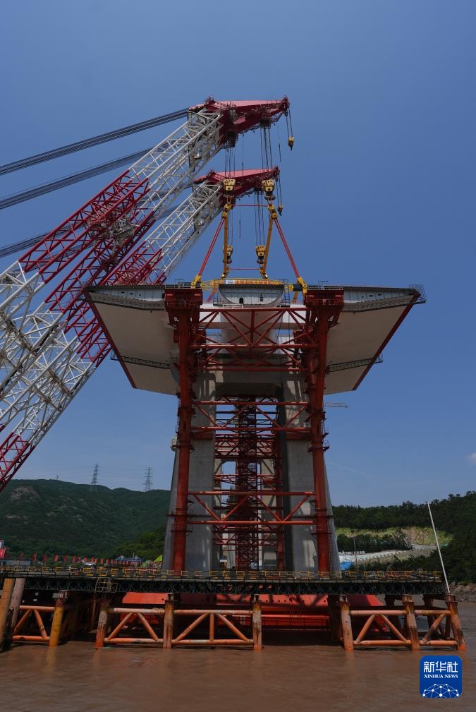 甬舟铁路西堠门公铁两用大桥首节钢梁成功架设