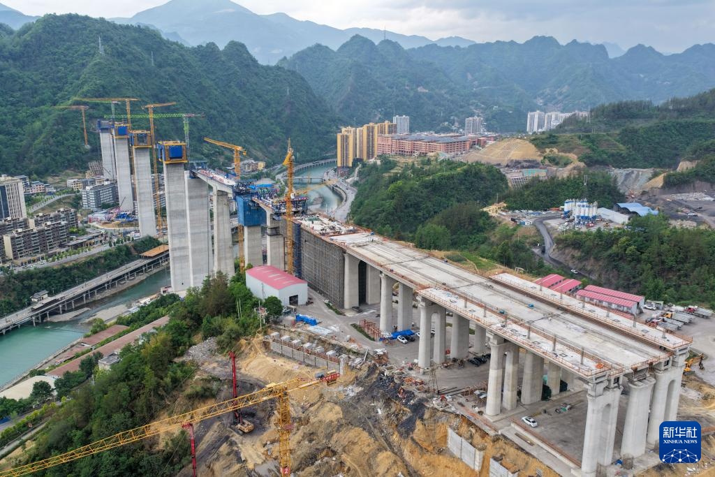 西渝高铁城口任河特大桥进入梁部施工阶段 西渝高铁城口任河特大桥进入梁部施工阶段