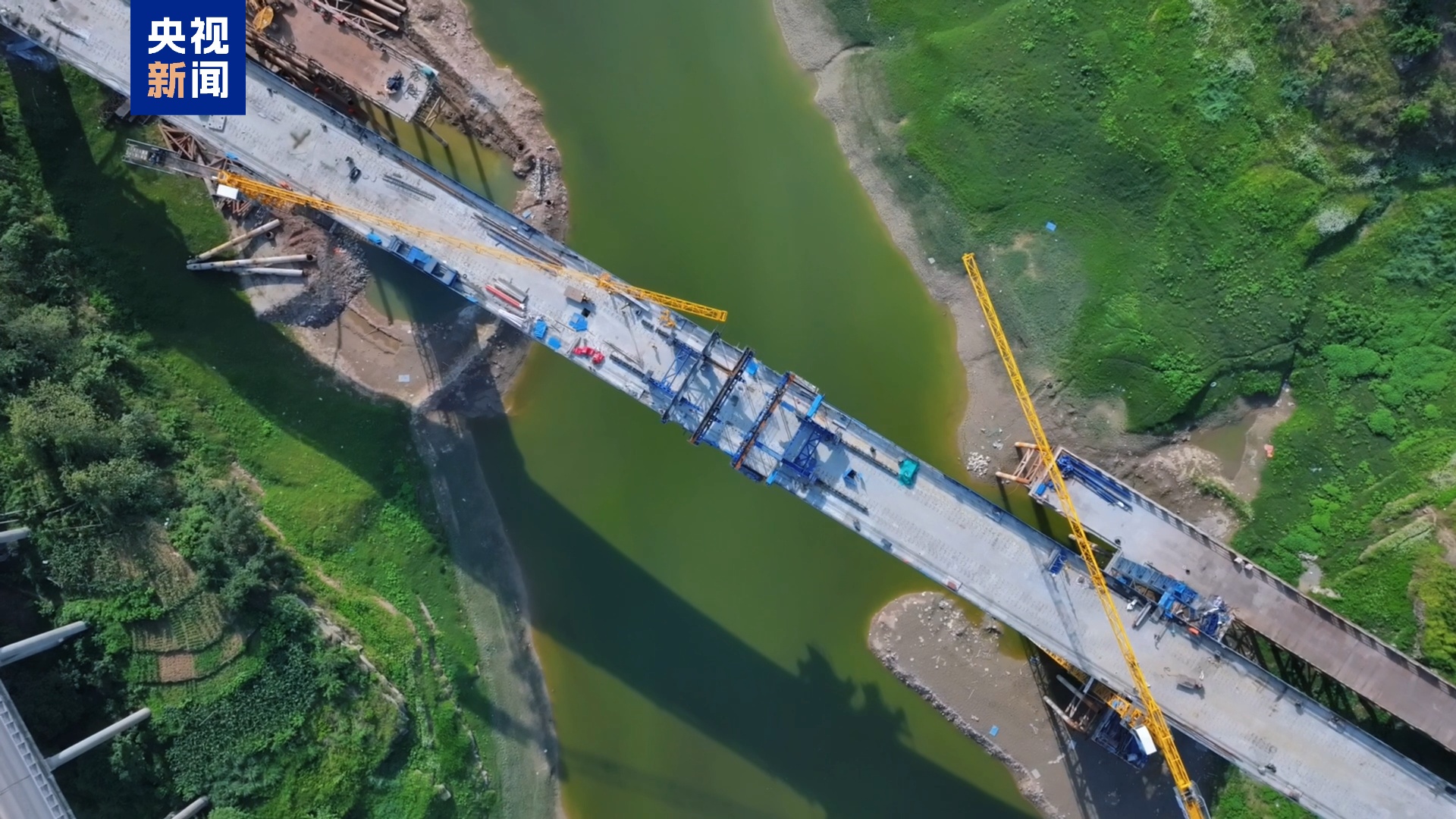 渝万高铁珍溪河双线大桥顺利合龙