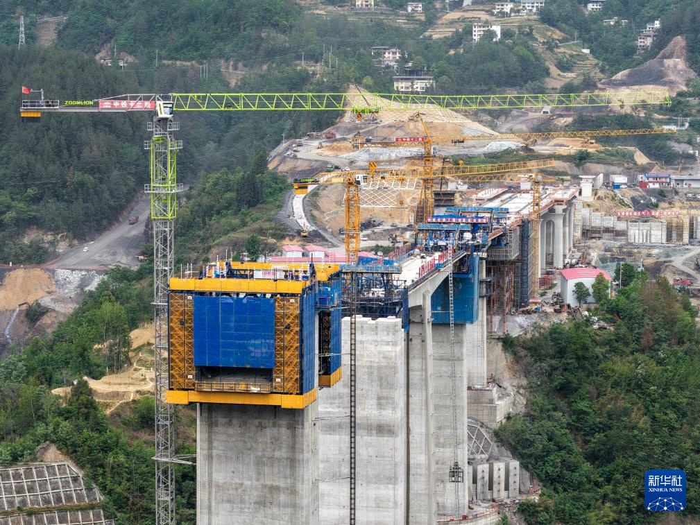 西渝高铁城口任河特大桥进入梁部施工阶段 西渝高铁城口任河特大桥进入梁部施工阶段