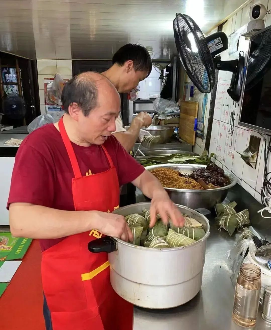 凌晨5点开始排队!心急的老杭州已提前出动!没人能空手走出这230米…… 凌晨5点开始排队!心急的老杭州已提前出动!没人能空手走出这230米……