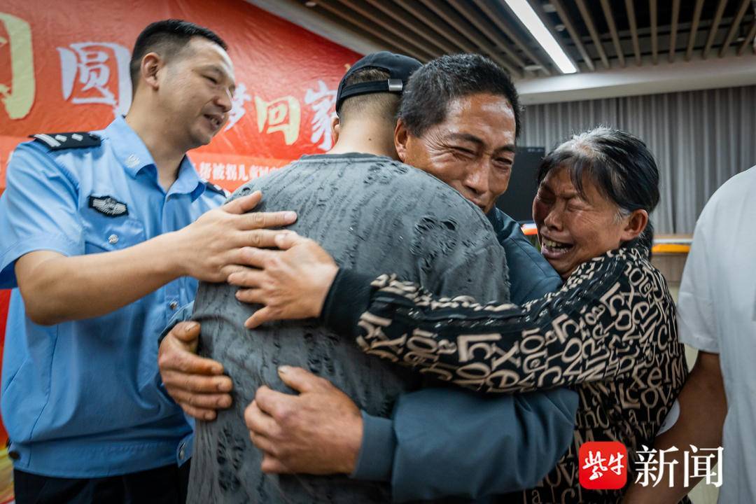 3岁被拐男孩26年后与亲生父母相拥而泣