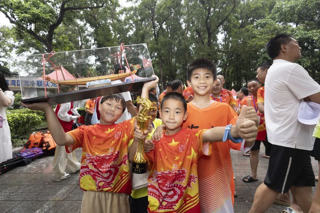 在广州,为何“房东”痴迷扒龙船? 在广州,为何“房东”痴迷扒龙船?