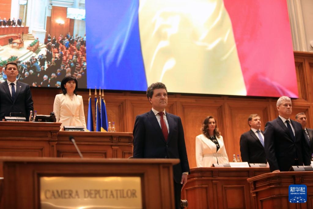 达恩宣誓就任罗马尼亚新一届总统