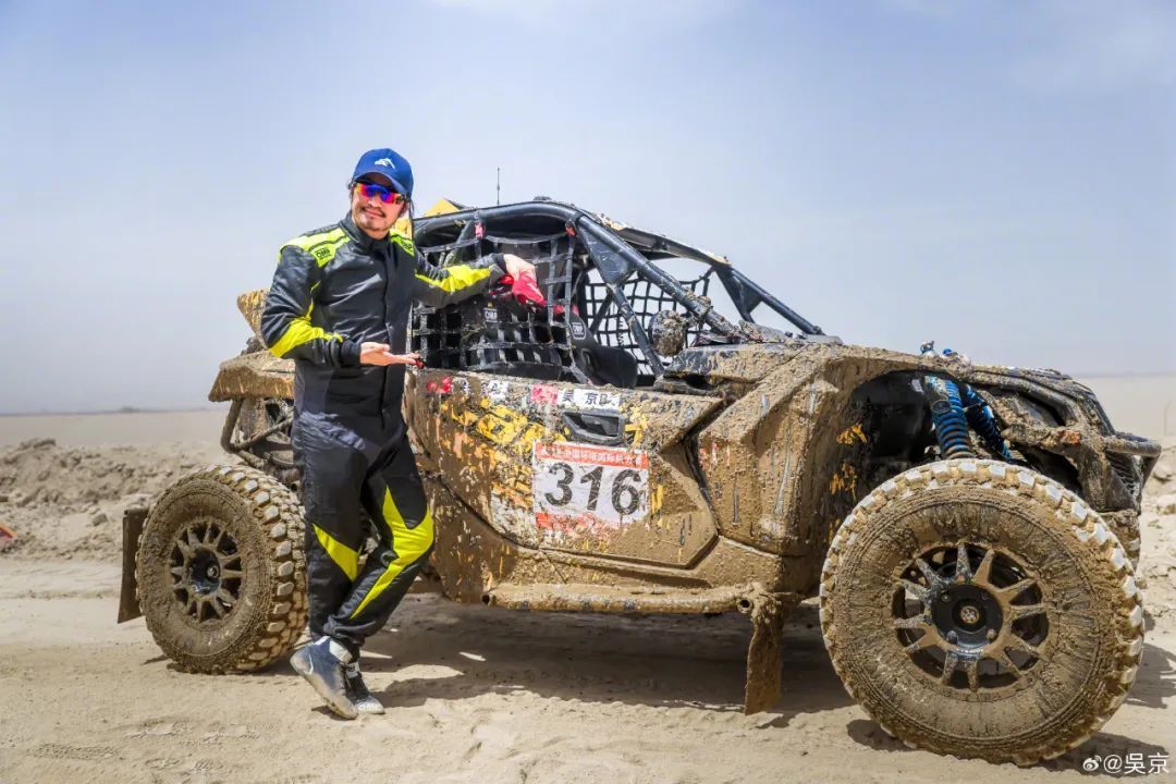 沙漠中翻车,吴京凌晨再发文 沙漠中翻车,吴京凌晨再发文