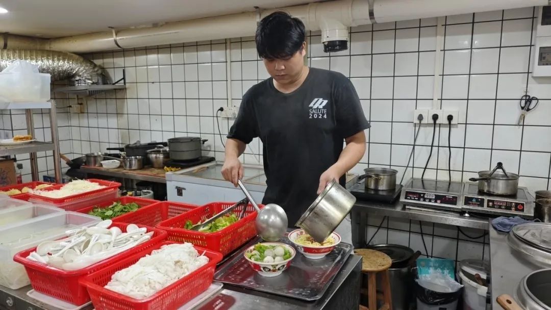 广州一家汤粉店能吃免费餐，店主：“我自己淋过雨，所以想为别人撑把伞”