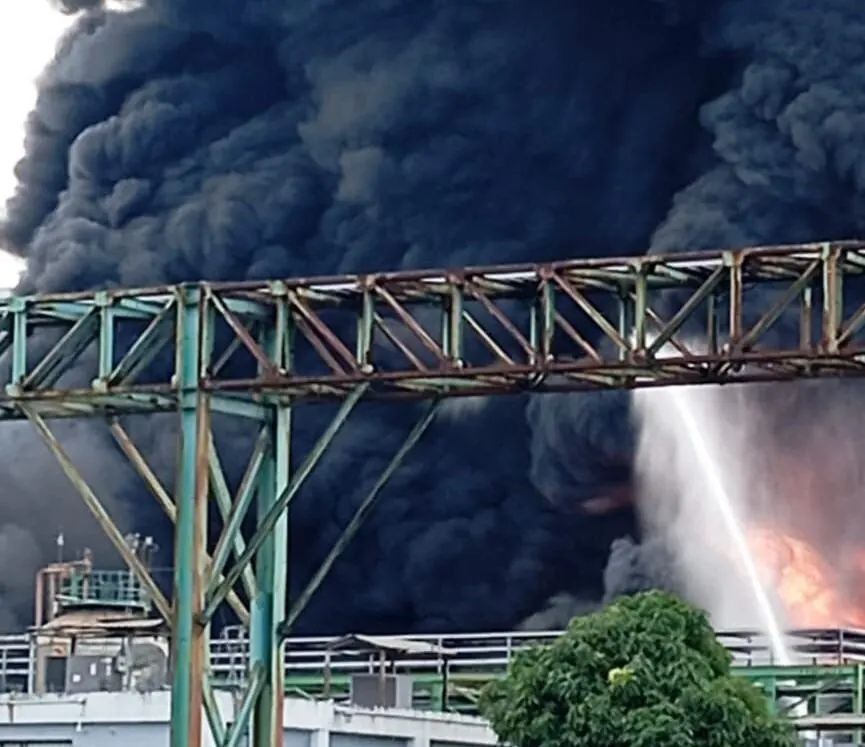 厄瓜多尔最大炼油厂发生火灾 现场黑烟滚滚 厄瓜多尔最大炼油厂发生火灾 现场黑烟滚滚