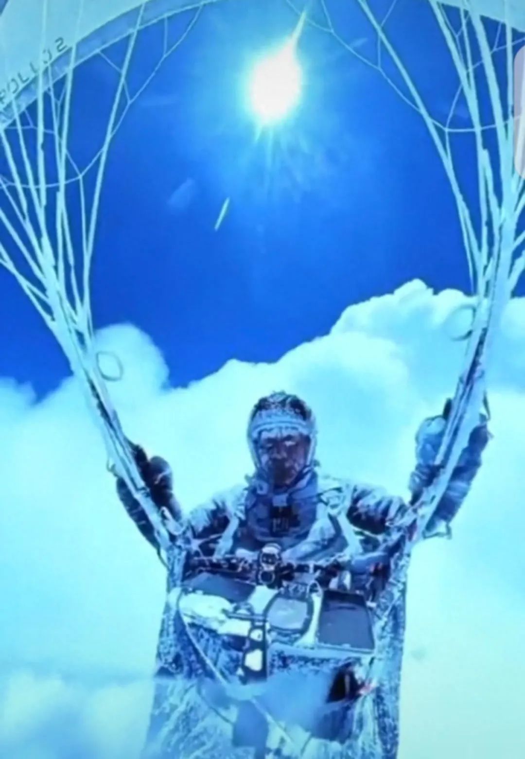 浑身结冰!男子玩滑翔伞被云吸到海拔8598米后奇迹生还 浑身结冰!男子玩滑翔伞被云吸到海拔8598米后奇迹生还