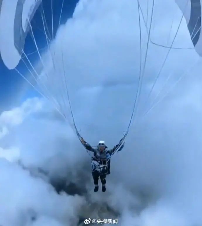 吓人 | 一男子被“云吸”至8千米高空！奇迹生还！官方介入