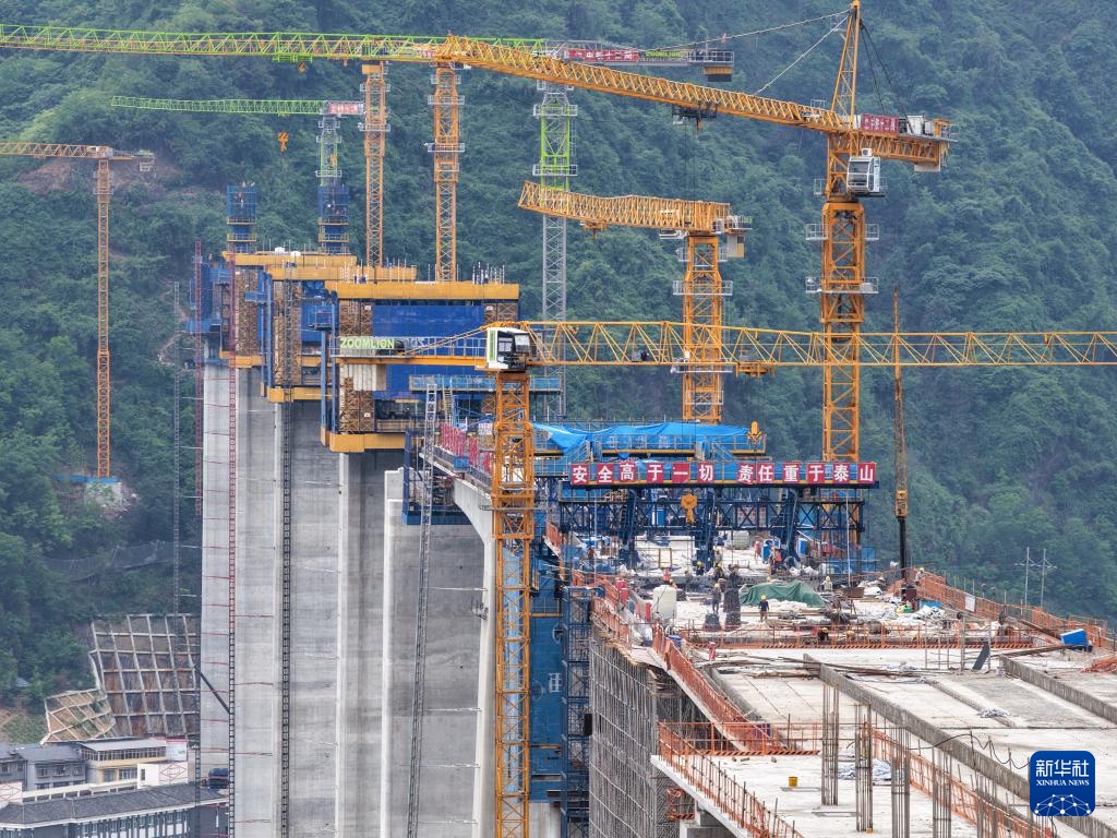 西渝高铁城口任河特大桥进入梁部施工阶段 西渝高铁城口任河特大桥进入梁部施工阶段