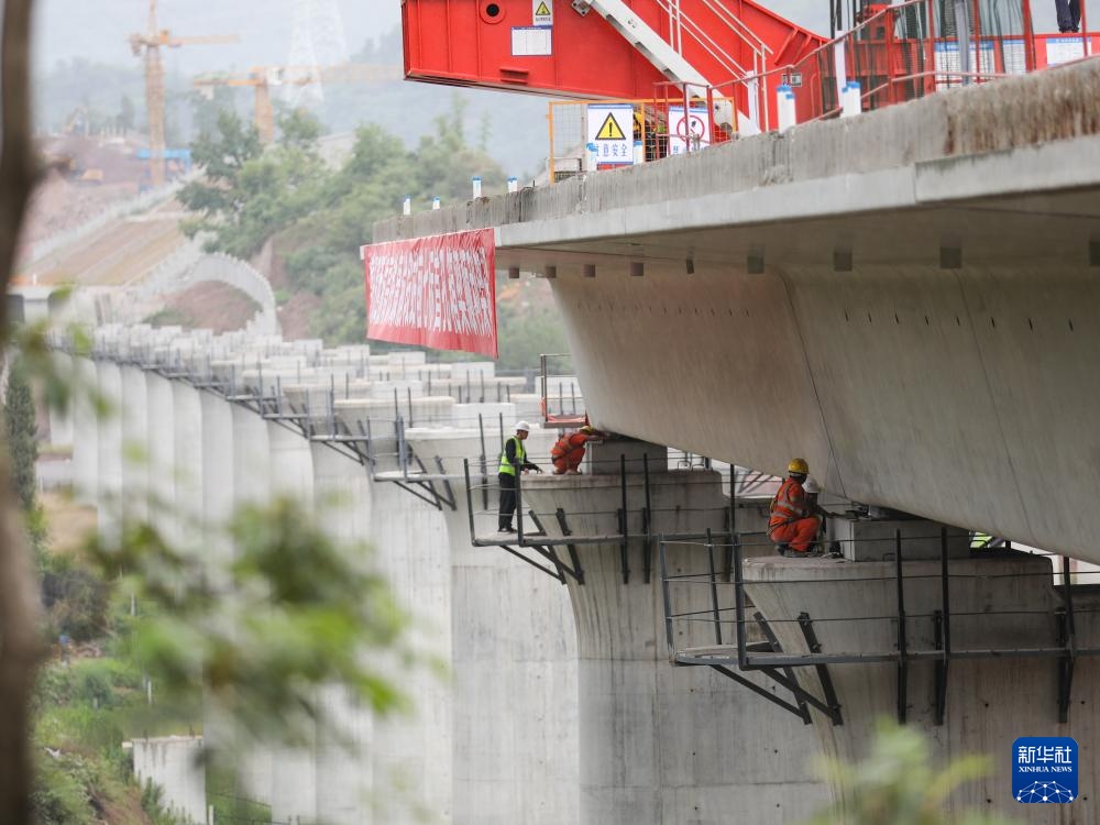 西渝高铁康渝段站前七标首孔箱梁成功架设 西渝高铁康渝段站前七标首孔箱梁成功架设