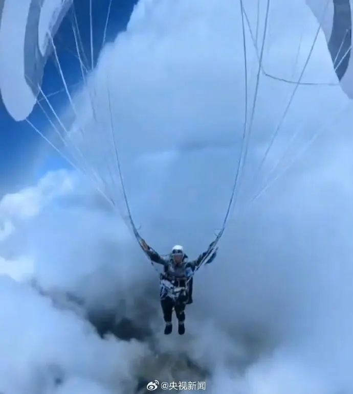 男子乘滑翔伞被“吸”至8598米的高空,全身结冰!专家:它是罪魁祸首 男子乘滑翔伞被“吸”至8598米的高空,全身结冰!专家:它是罪魁祸首
