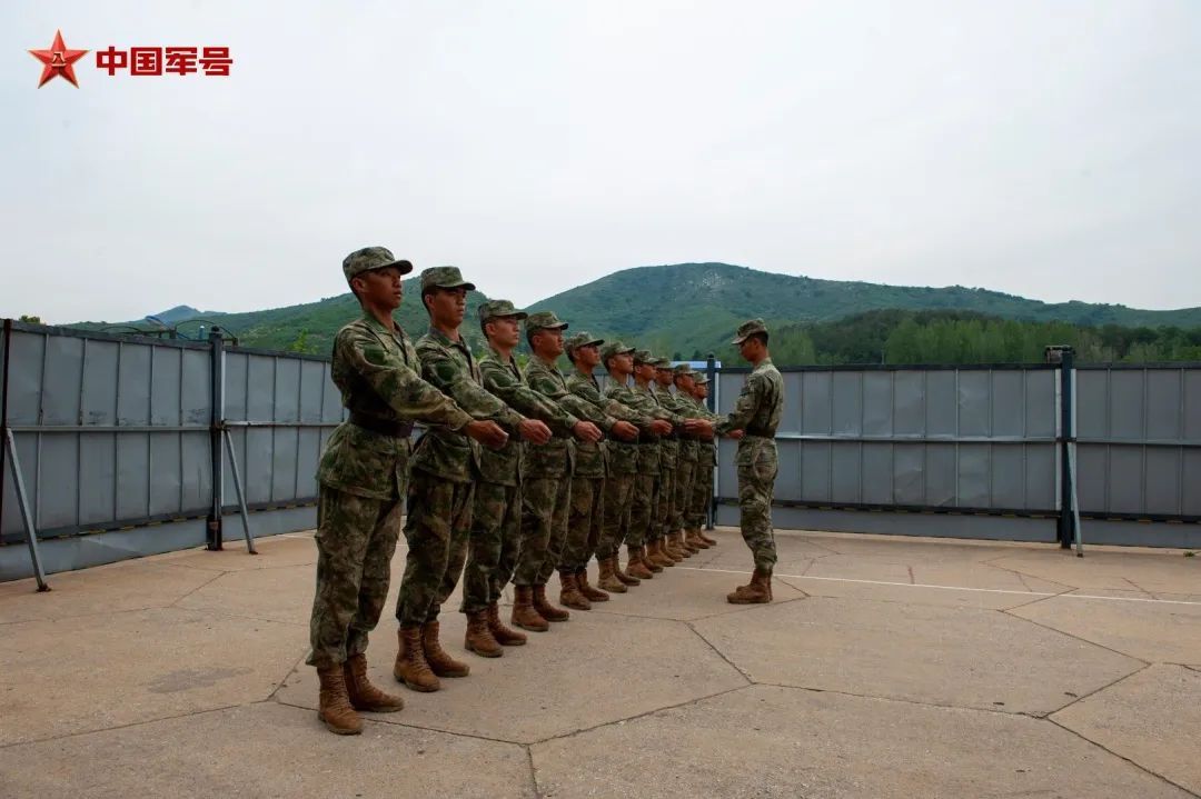 “当兵才知道自己的骨头硬不硬!”这组对比照,太震撼了→ “当兵才知道自己的骨头硬不硬!”这组对比照,太震撼了→