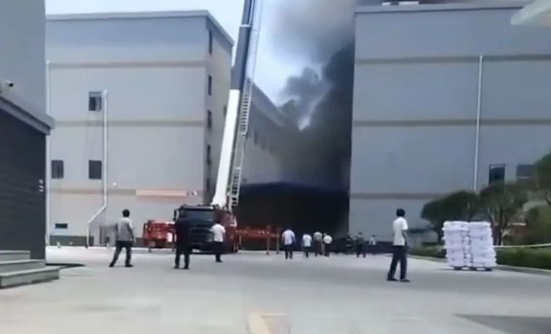 27岁男子纵火烧纺织厂,刑拘! 27岁男子纵火烧纺织厂,刑拘!