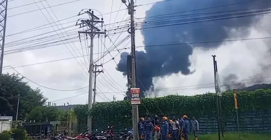 厄瓜多尔最大炼油厂发生火灾 现场黑烟滚滚 厄瓜多尔最大炼油厂发生火灾 现场黑烟滚滚