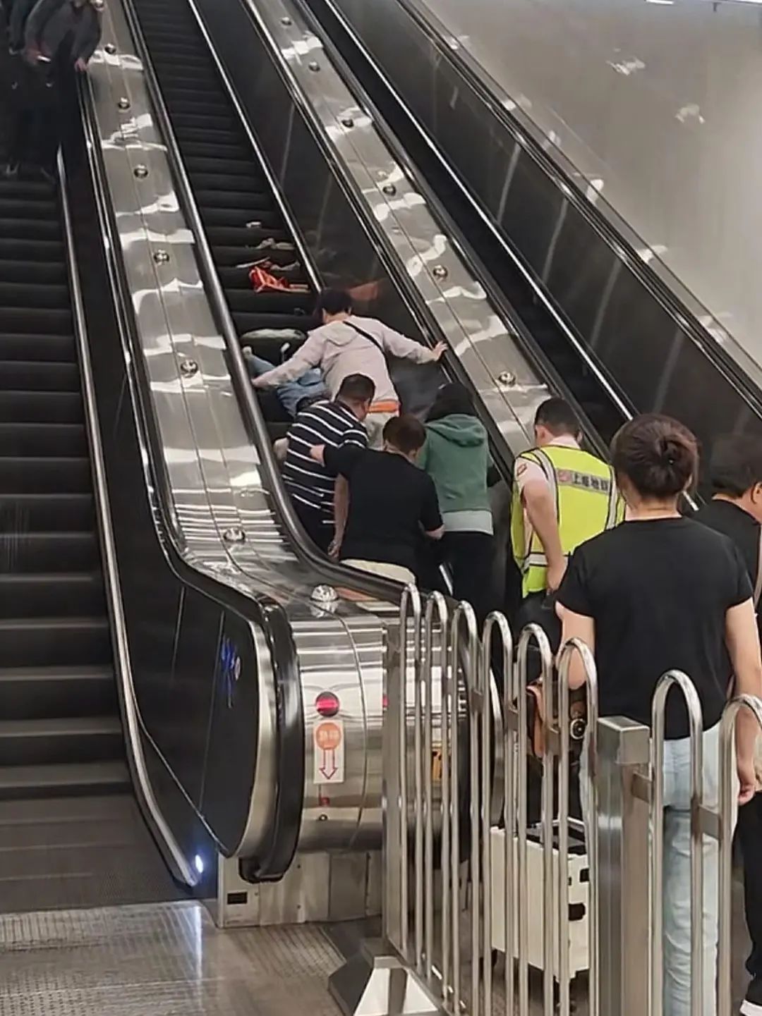 上海一地铁站内有乘客摔倒在扶梯上,站方回应:乘客清醒能行走,已协助其包扎伤口 上海一地铁站内有乘客摔倒在扶梯上,站方回应:乘客清醒能行走,已协助其包扎伤口
