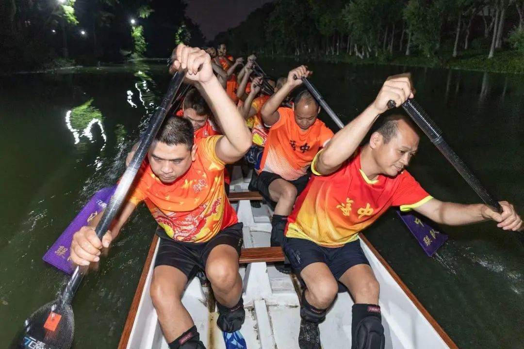 在广州,为何“房东”痴迷扒龙船? 在广州,为何“房东”痴迷扒龙船?