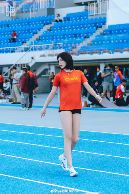 短发造型又美又飒!吴艳妮备战亚锦赛晒自拍 短发造型又美又飒!吴艳妮备战亚锦赛晒自拍