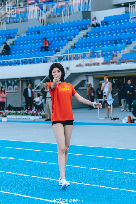 短发造型又美又飒!吴艳妮备战亚锦赛晒自拍 短发造型又美又飒!吴艳妮备战亚锦赛晒自拍