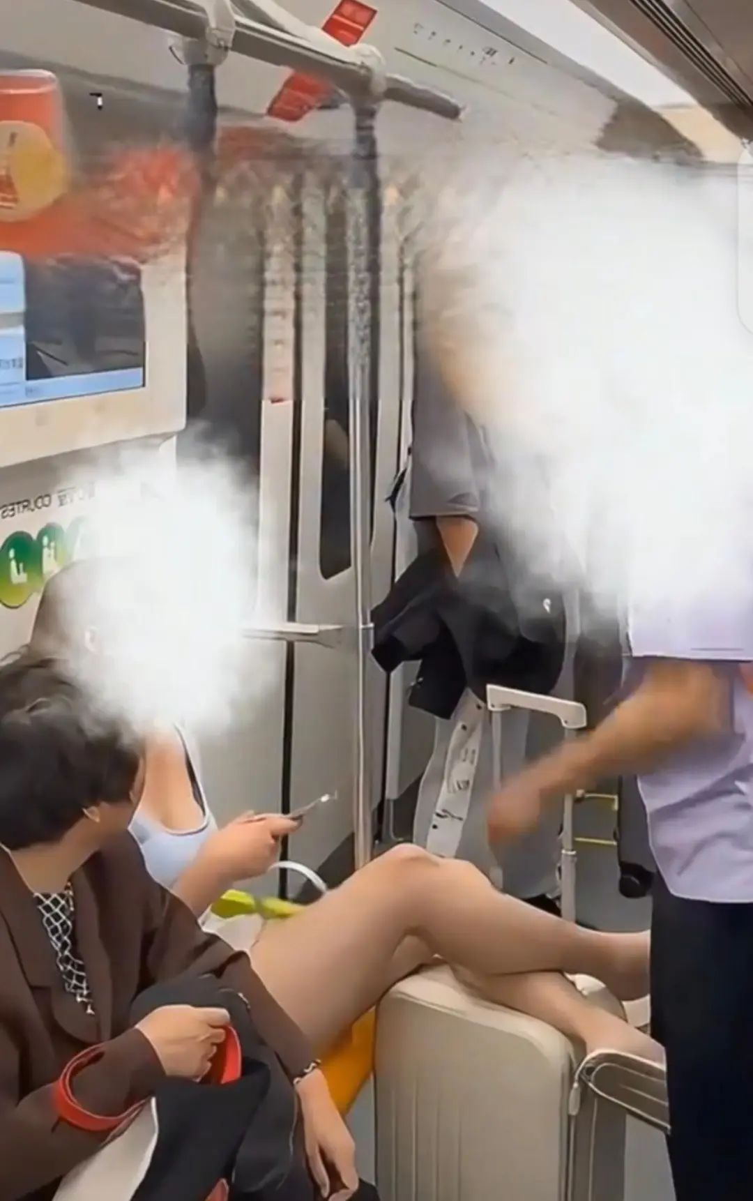 上海地铁一女子多次踢踹男子，警方通报