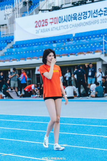 短发造型又美又飒!吴艳妮备战亚锦赛晒自拍 短发造型又美又飒!吴艳妮备战亚锦赛晒自拍