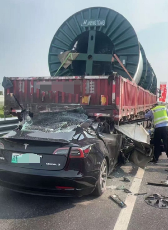 惨烈!新能源车高速追尾大货车!知情人:司机当场就不行了....交警回应 惨烈!新能源车高速追尾大货车!知情人:司机当场就不行了....交警回应