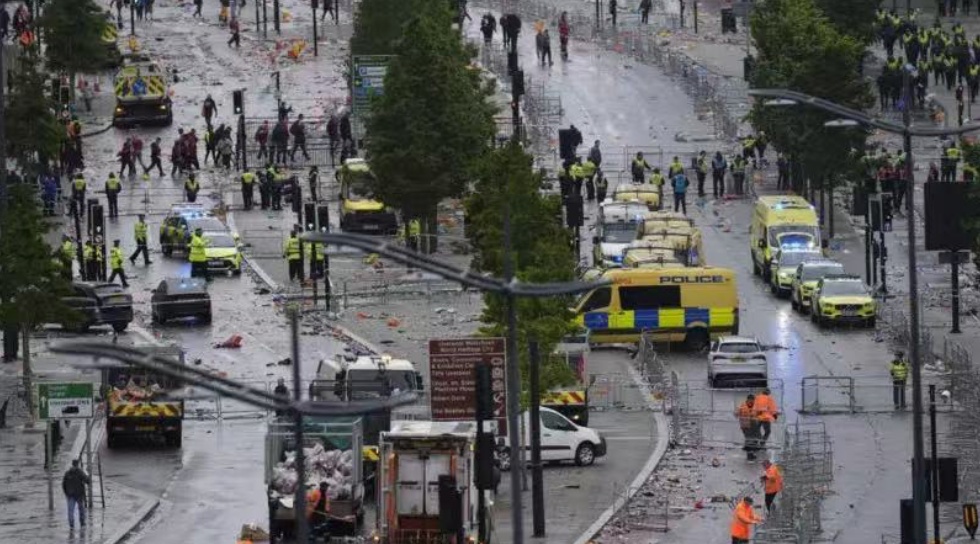 英国利物浦市中心汽车冲撞人群,多人受伤,嫌疑人已抓获!数千球迷正庆祝球队夺冠 英国利物浦市中心汽车冲撞人群,多人受伤,嫌疑人已抓获!数千球迷正庆祝球队夺冠