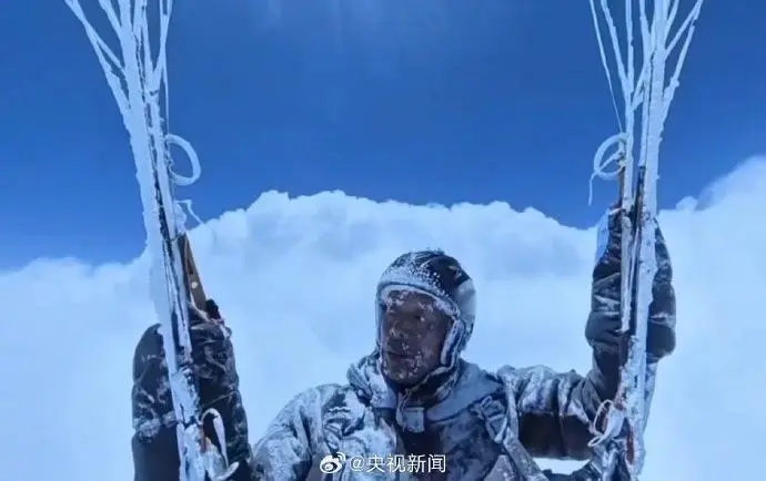 男子乘滑翔伞被“吸”至8598米的高空,全身结冰!专家:它是罪魁祸首 男子乘滑翔伞被“吸”至8598米的高空,全身结冰!专家:它是罪魁祸首
