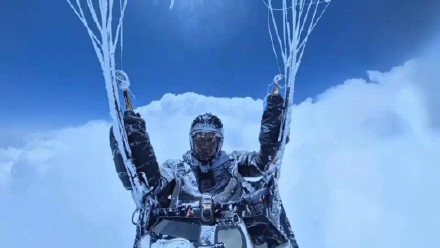 滑翔伞爱好者被云吸至平流层 ？啥是云吸？