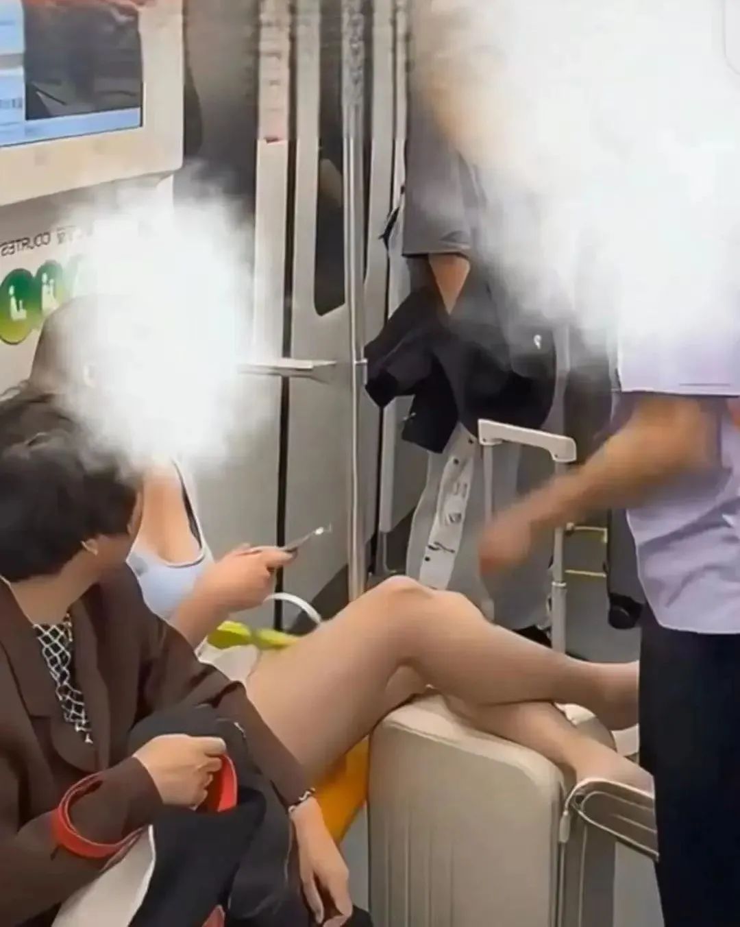 马某(女,18岁)在地铁上多次踢踹他人,上海警方通报 马某(女,18岁)在地铁上多次踢踹他人,上海警方通报