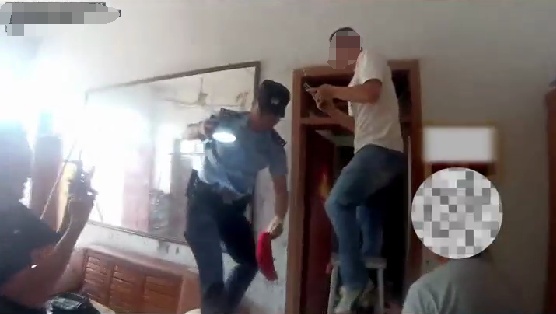 老人用红袜子包裹一万元现金藏在门框上，一天后不翼而飞！警方破案了