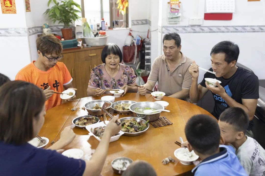 在广州,为何“房东”痴迷扒龙船? 在广州,为何“房东”痴迷扒龙船?