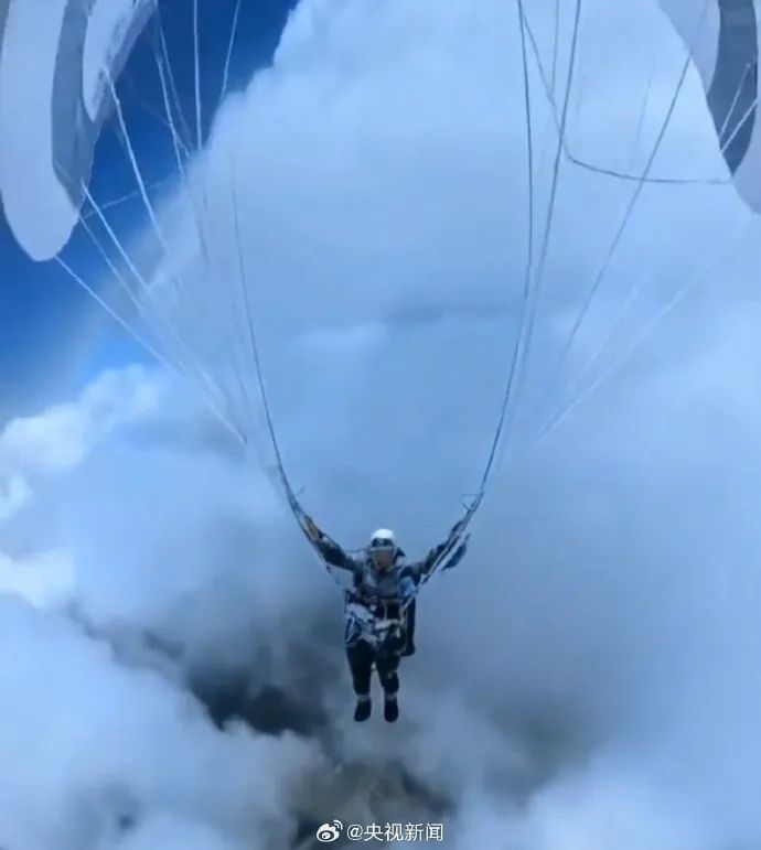 男子玩滑翔伞被云吸到海拔8598米后生还，官方介入调查