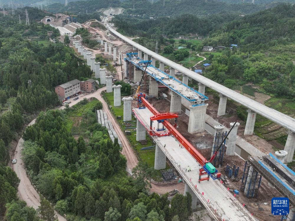 西渝高铁康渝段站前七标首孔箱梁成功架设 西渝高铁康渝段站前七标首孔箱梁成功架设
