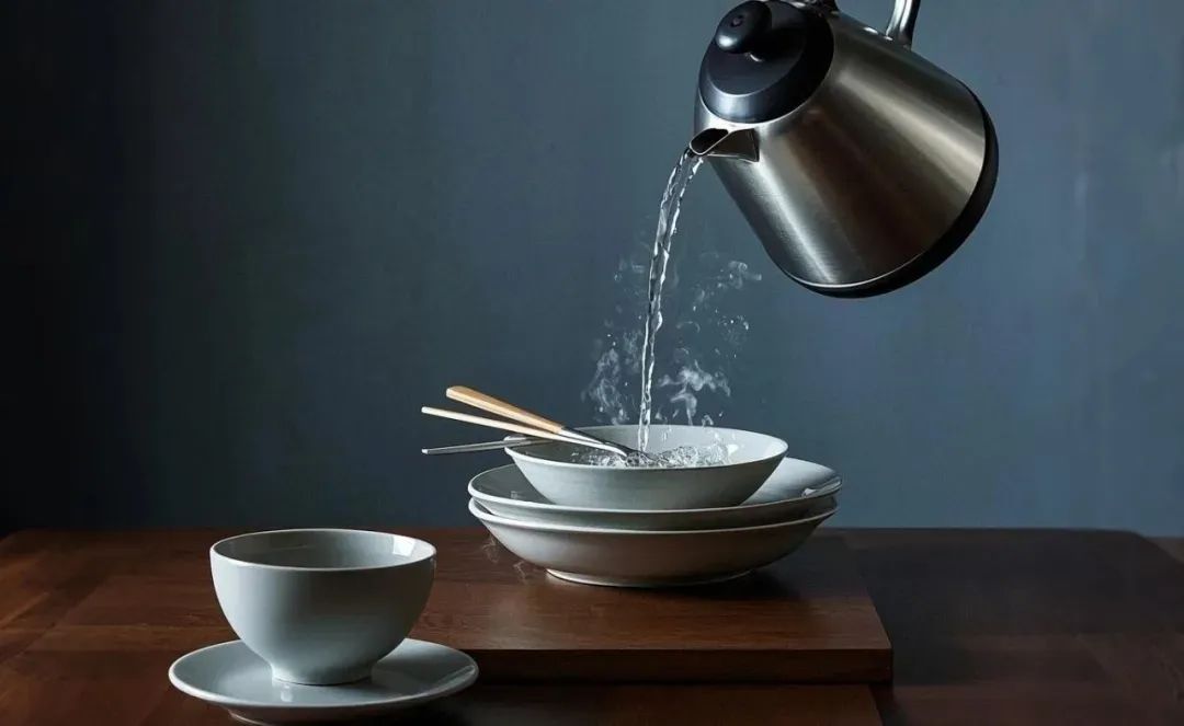 教授称广东人烫碗“恶心”,网友们坐不住了 教授称广东人烫碗“恶心”,网友们坐不住了